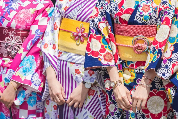 Sensoji önünde ayakta Japon kimono giyen genç kız — Stok fotoğraf