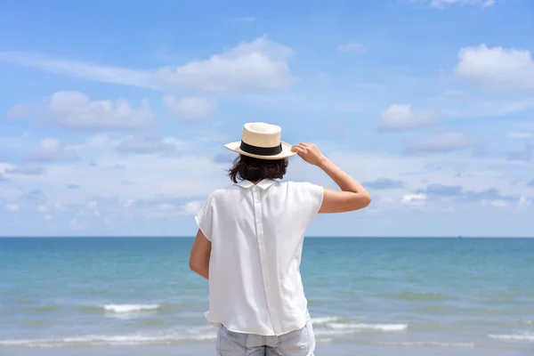 Retrato de verano al aire libre de mujer asiática joven con sombrero elegante — Foto de Stock