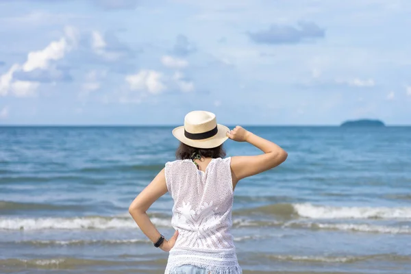 Retrato de verano al aire libre de mujer asiática joven con sombrero elegante — Foto de Stock