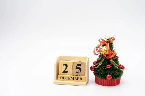 Miniatur-Weihnachtsbaum feiert Weihnachten am 25. Dezember — Stockfoto