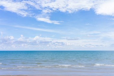 Sarı sıcak kum ve mavi gökyüzü ve kopya alanı ile yaz denizi. Se