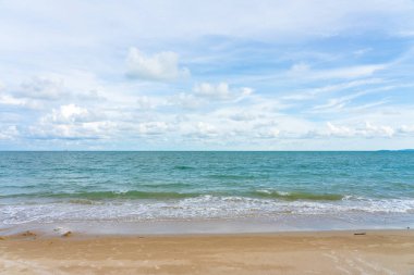 Sarı sıcak kum ve mavi gökyüzü ve kopya alanı ile yaz denizi. Se