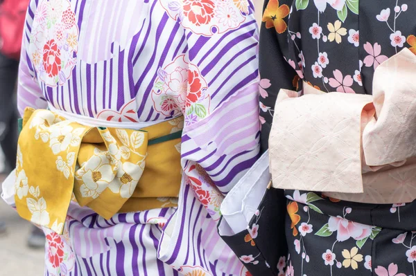 Chica joven con kimono japonés de pie frente a Sensoji — Foto de Stock