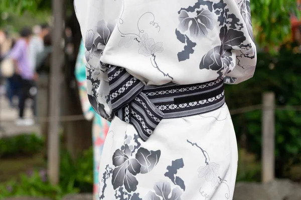 Young girl wearing Japanese kimono standing in front of Sensoji — Stock Photo, Image