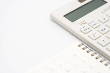 Düz yatıyordu üstten görünüm office masa masa ile takvim, hesap makinesi