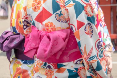 Sensoji önünde ayakta Japon kimono giyen genç kız 