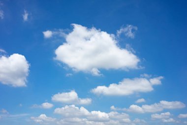 Gökyüzü parlak mavi. Bulutlar uçuyor. Hiss -ediyorum 