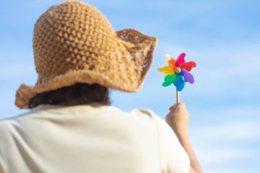 Renkli yel değirmeni kağıt sahilde işlemeli deniz manzaralı