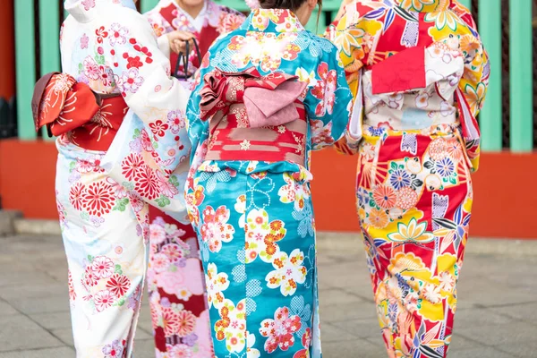 Sensoji önünde ayakta Japon kimono giyen genç kız — Stok fotoğraf