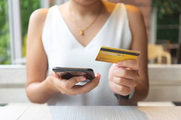 Compras en línea con teléfono inteligente y bolsas de compras entrega servi — Foto de Stock