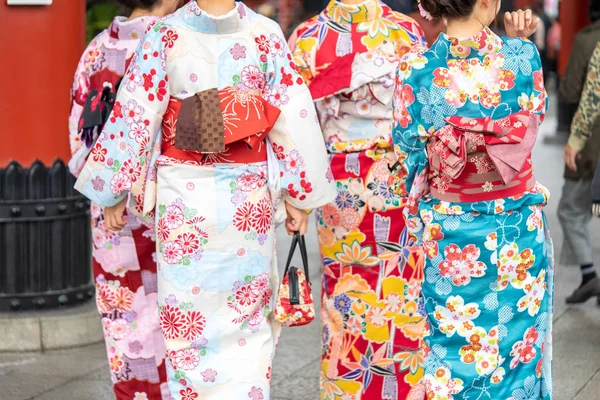 Menina vestindo quimono japonês em pé na frente de Sensoji — Fotografia de Stock