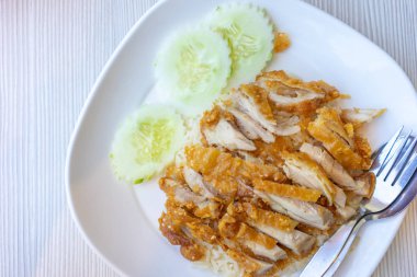 Kızarmış tavuk pirinç, beyaz bir plaka üzerine yerleştirilen