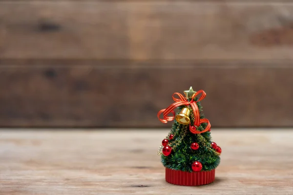 Miniatur-Weihnachtsbaum feiert Weihnachten am 25. Dezember — Stockfoto