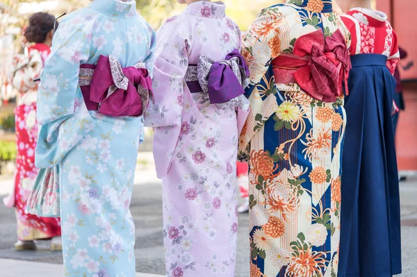 Giovane ragazza che indossa kimono giapponese in piedi davanti a Sensoji — Foto Stock