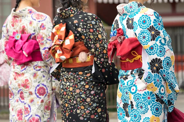 Chica joven con kimono japonés de pie frente a Sensoji — Foto de Stock