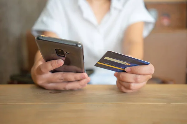 Compras en línea con teléfono inteligente y bolsas de compras entrega servi — Foto de Stock