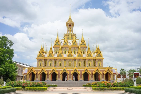 Castello d'oro a Wat Chantharam (Wat Tha Sung) Uthaithani, Thail — Foto Stock