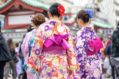 Sensoji önünde ayakta Japon kimono giyen genç kız 