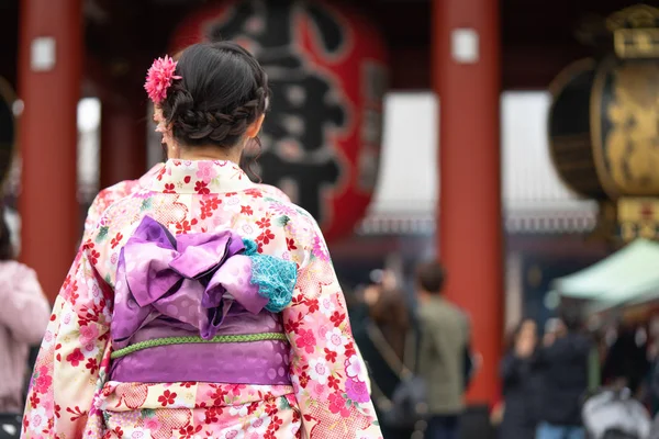 浅草寺の前に日本の着物立っている身に着けている若い女の子 — ストック写真