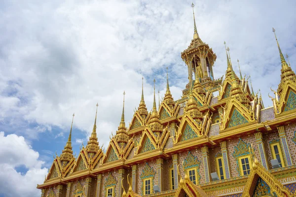 Castello d'oro a Wat Chantharam (Wat Tha Sung) Uthaithani, Thail — Foto Stock