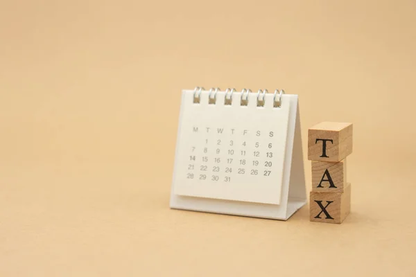 Pagare il reddito annuo (TAX) per l'anno sulla calcolatrice. utilizzando come bac — Foto Stock