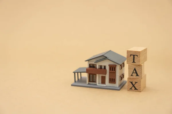 Payer le revenu annuel (TAX) pour l'année sur calculatrice. utilisant comme bac — Photo