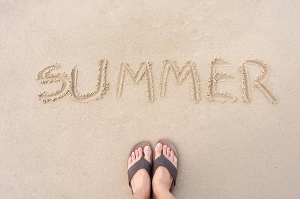 Lato jest napisane na piasku plaży morskiej. Czy pora r — Zdjęcie stockowe