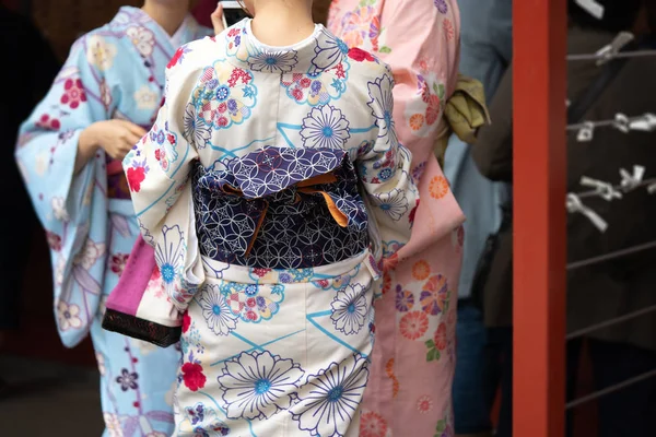 Chica joven con kimono japonés de pie frente a Sensoji —  Fotos de Stock