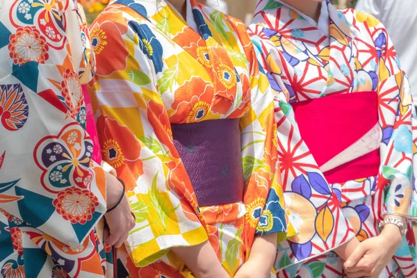 Ung flicka klädd i japansk kimono stående framför Sensoji — Stockfoto