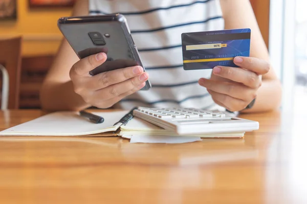 Compras en línea con teléfono inteligente y bolsas de compras entrega servi — Foto de Stock