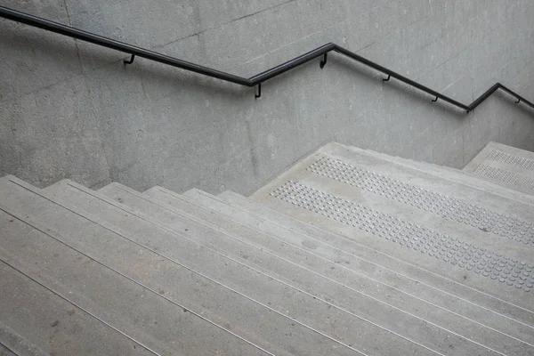 Yukarı ve aşağı merdivenlerden inip çıkarken dengeleme için korkuluklar — Stok fotoğraf
