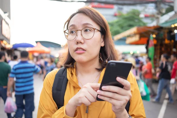 Porträt schöne asiatische Frauen stehen, um Smartphones in der Hand zu halten — Stockfoto