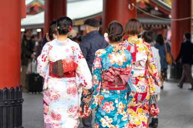 Sensoji önünde ayakta Japon kimono giyen genç kız 