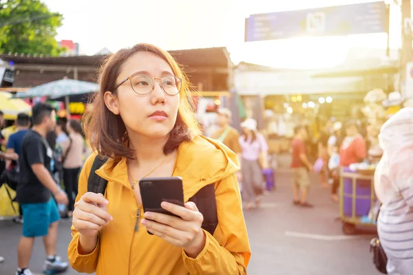 Porträt schöne asiatische Frauen stehen, um Smartphones in der Hand zu halten — Stockfoto