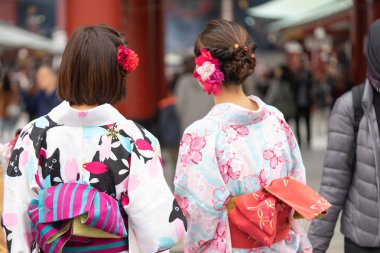 Sensoji önünde ayakta Japon kimono giyen genç kız 