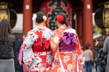 Sensoji önünde ayakta Japon kimono giyen genç kız 