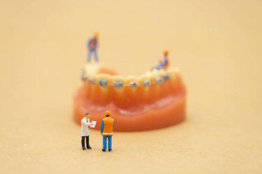 Minyatür insanlar sağlık sorunları sormak için bir doktora danışın. Bir