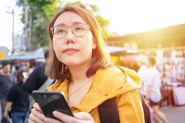 Портрет Красивые азиатские женщины стоят держать смартфоны в — стоковое фото