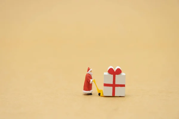 Miniaturmenschen, die am Weihnachtsbaum stehen, feiern Weihnachten — Stockfoto