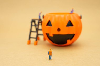 Halloween ile minyatür insanlar İnşaat işçisi bac olarak kullanarak