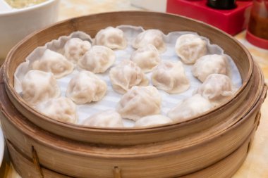 Restoranda yemek çubukları ile Xiao uzun bao çorba hamur tatlısı buns (
