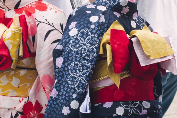 Ung flicka klädd i japansk kimono stående framför Sensoji — Stockfoto