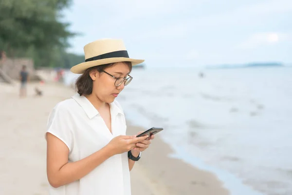 Bella giovane donna con uno smartphone in mano. Per prendere una p — Foto Stock