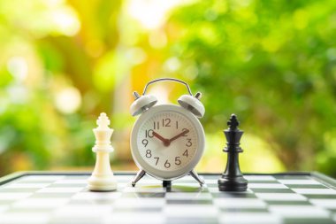 satranç tahtası geri işletme içinde müzakere üzerinde bir satranç parça ile