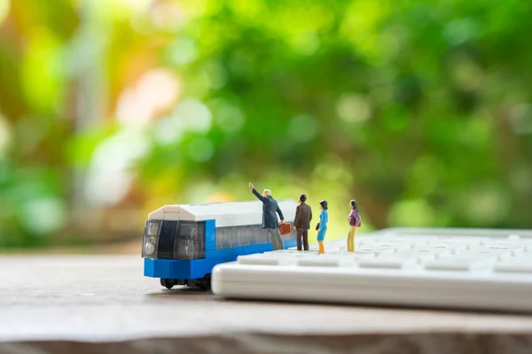 Miniature personnes debout planificateur de voyage avec modèle de voiture jouet comme — Photo
