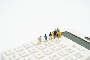 Minyatür insanlar c yıl için ödeme sıra yıllık gelir (vergi)