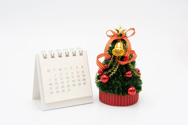 Miniatur-Weihnachtsbaum feiert Weihnachten am 25. Dezember — Stockfoto