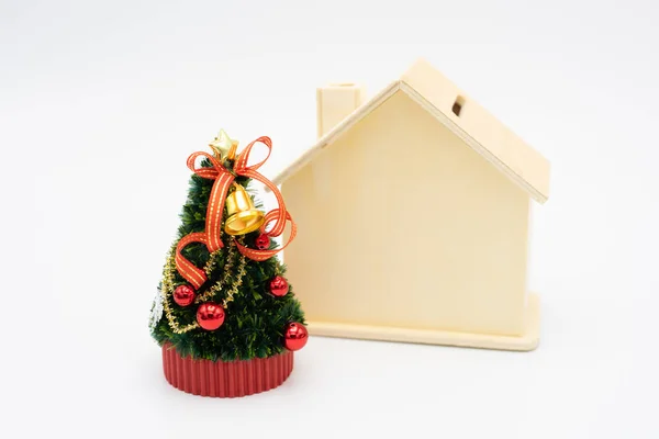 Miniatur-Weihnachtsbaum feiert Weihnachten am 25. Dezember — Stockfoto