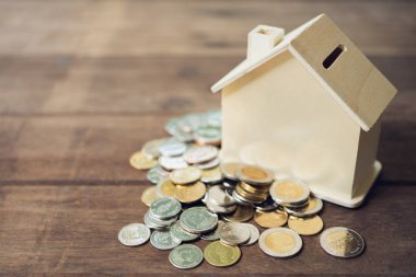 Bir model ev modeli backgr olarak kullanarak sikke yığını üzerine yerleştirilir