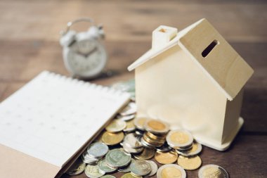 Bir model ev modeli backgr olarak kullanarak sikke yığını üzerine yerleştirilir